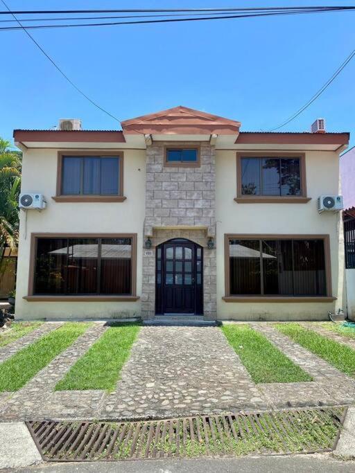 Hermosa Casa con Piscina Privada en Punta Leona - B&B
