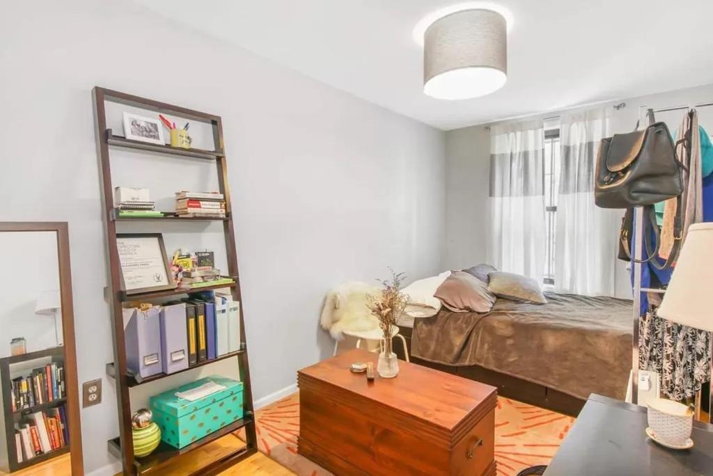 B&B Brooklyn - Private room in 4 bedroom Ground Apartment near Subway - Bed and Breakfast Brooklyn