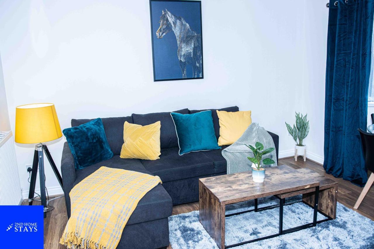 2ndHomeStays-Walsall- A Charming 3-Bed Home with Landscape View - Suitable for Contractors and Families -Large Parking for 3 Vans - Sleeps 7- 7 mins to J10 M6 and 21 mins to Birmingham - B&B Bloxwich