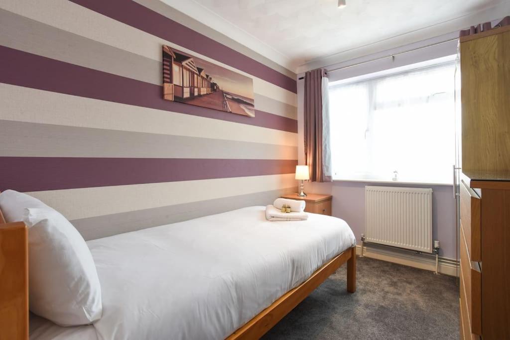 Spacious 4-Bed Family House - B&B Portsmouth