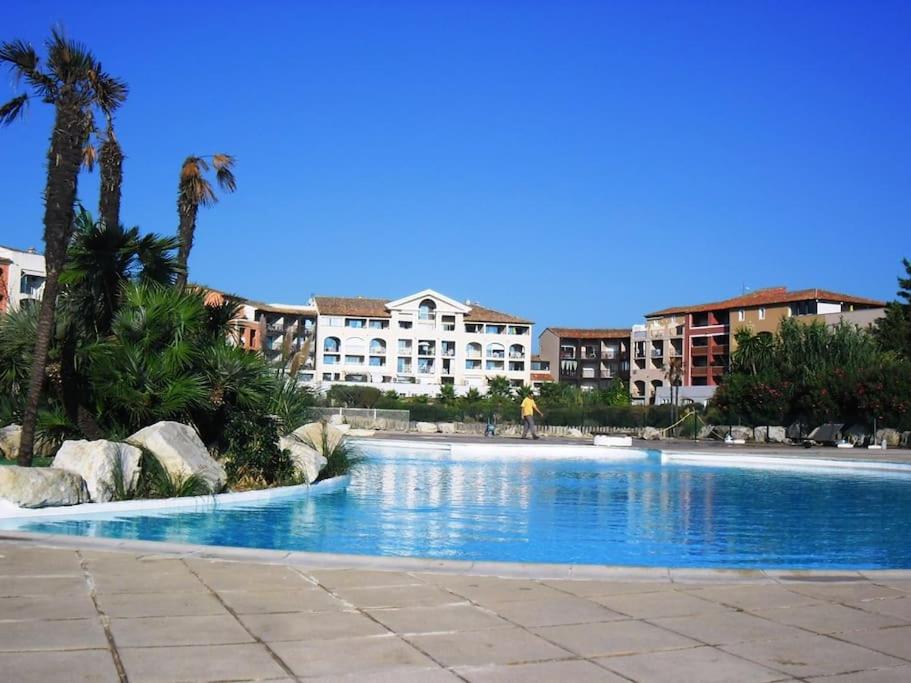 GASMIC - Appartement pour 4 personnes avec piscine et accès direct à la plage situé aux marines de Gassin - B&B