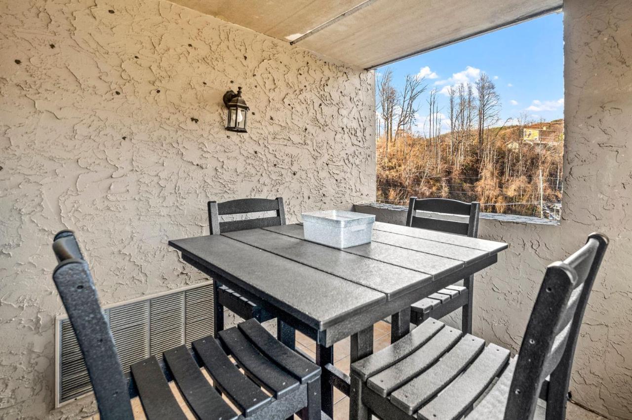 Corner Unit Balcony Free Tix LOCATION - B&B Gatlinburg