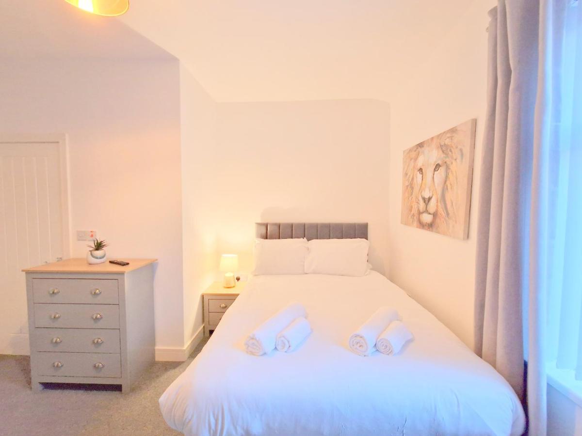 B&B Burnley - Burnley Terraced House by BEVOLVE - Free Parking 2 - Bed and Breakfast Burnley