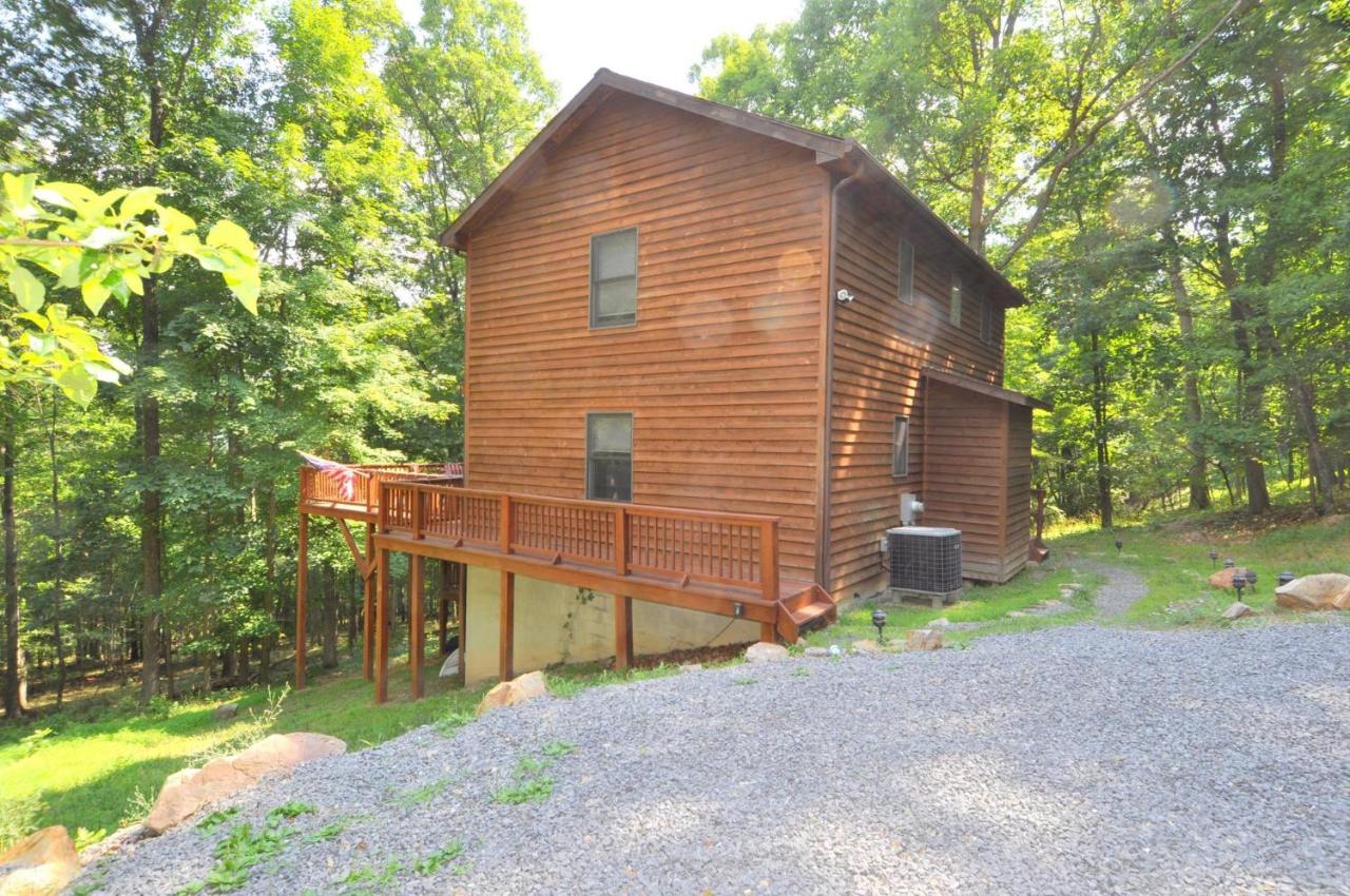 Almost Heaven - Grill, 3 King Beds, Wifi, Deck, Pool Access, Hiking, Wood Stove, Family Friendly - Chambres d’hôtes