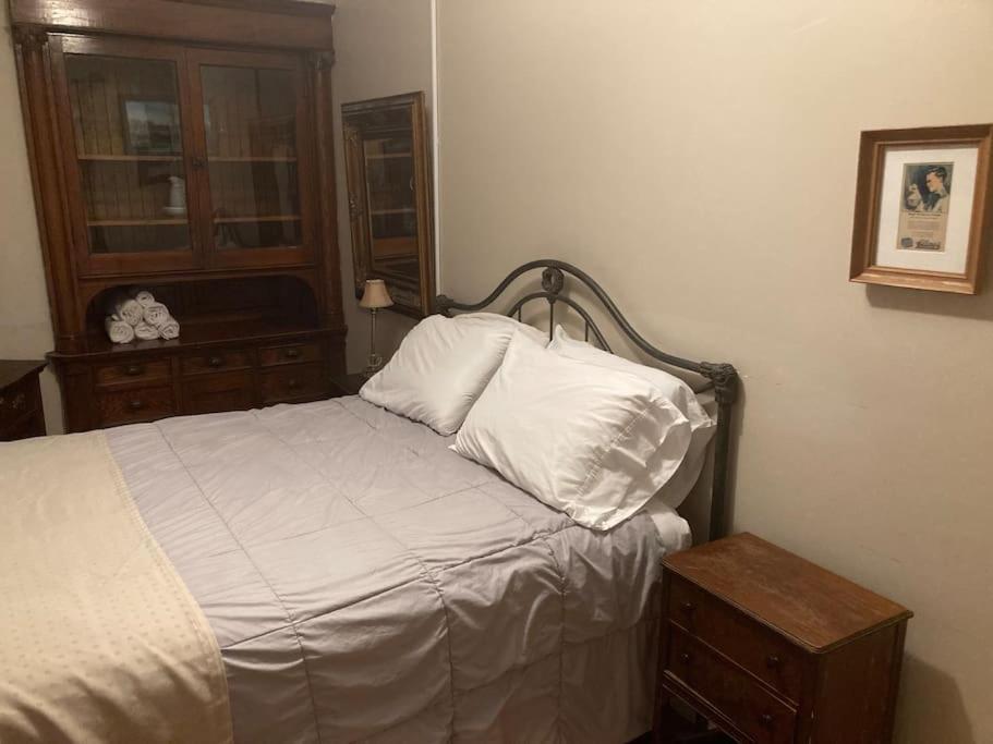 B&B Chicago - Queen Bed with Shared Bathroom in Lakeview - 2b - Bed and Breakfast Chicago