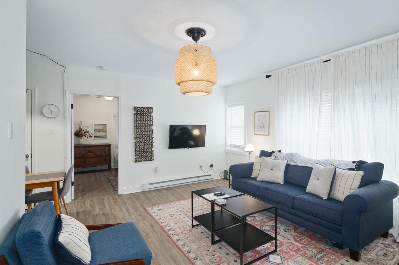 Stroll to Main St: 2BR on the Park - B&B