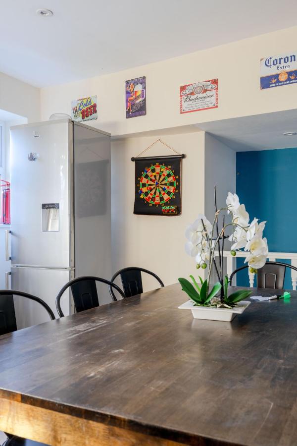 B&B London - BIG House close to Metro Underground - Sleeps up to 13 - Bed and Breakfast London