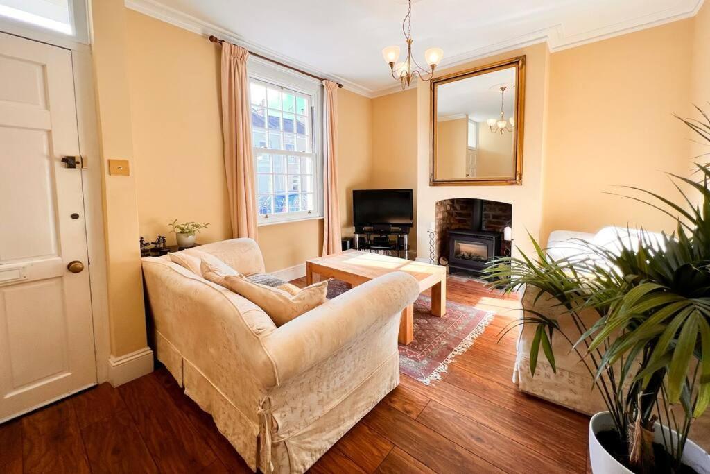 B&B Cheltenham - Two Bedroom Period Property in Tivoli Cheltenham - Bed and Breakfast Cheltenham