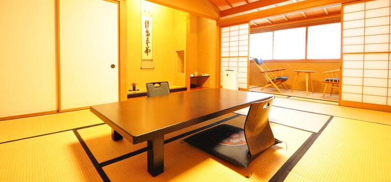 Japanese-Style Room (10+6 Tatami)【四季の間】