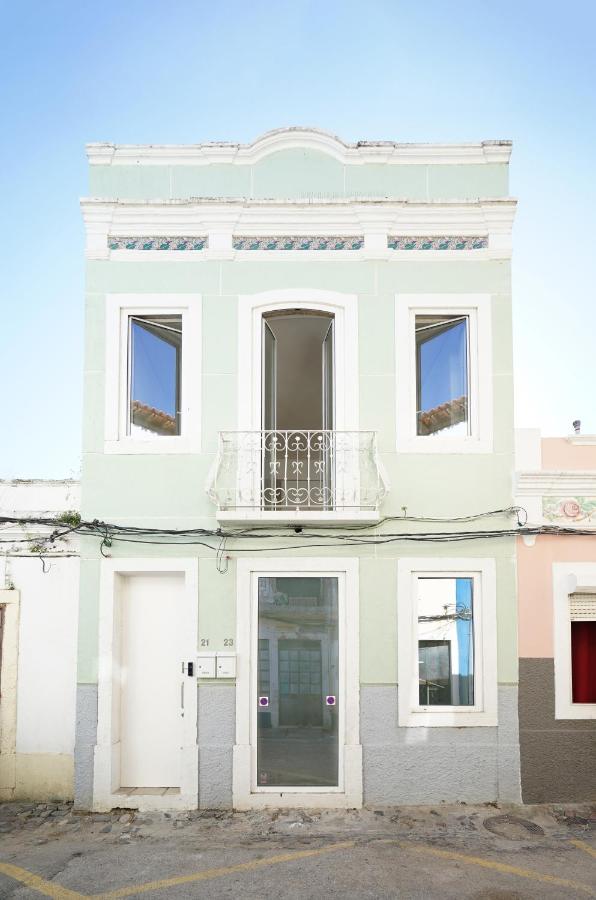 Upstairs Apartment in Mint house - Beach nearby, Balcony and Electric standing desk for remote work - Chambres d'hôtes Setúbal