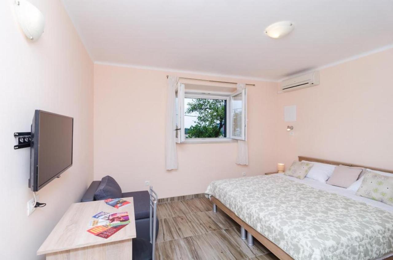Comfort One-Bedroom Apartment with Terrace and Sea View