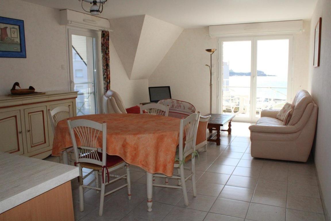 521 - Bel appartement avec balcon vue mer à Erquy en bordure de la plage du centre et à 300m des commerces - Chambres d'hôtes Erquy