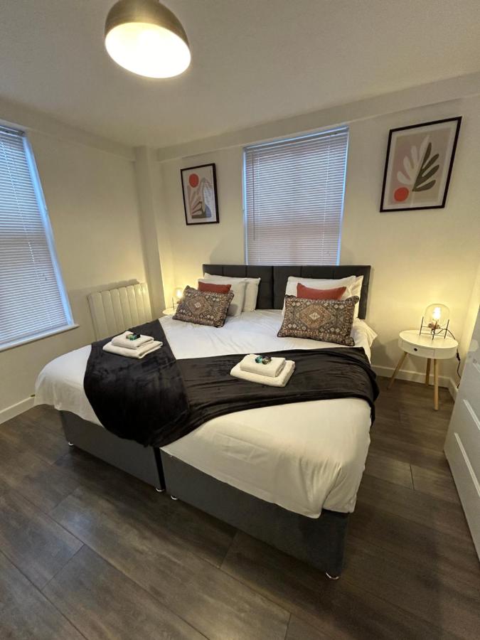 Spacious 3 bedroom apartment close to marina, 2 parking spaces, kingsize or single beds - B&B