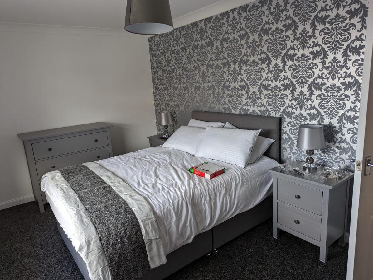 B&B Coatbridge - Lovely 2 Bedroom Terrace House - Bed and Breakfast Coatbridge