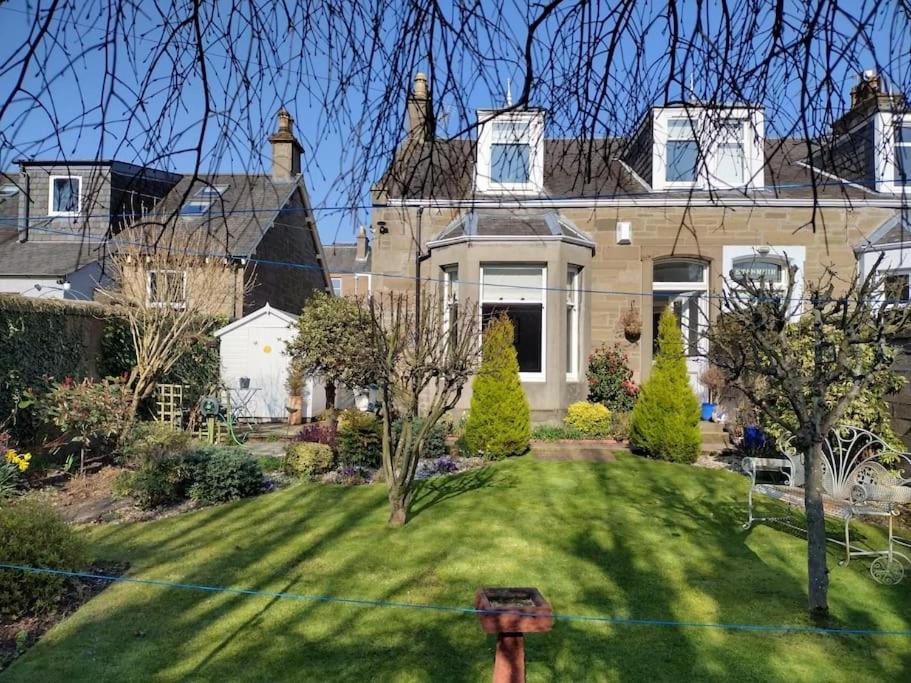 B&B Dundee - 4 bedroom / 2 bathroom house in desirable area. - Bed and Breakfast Dundee