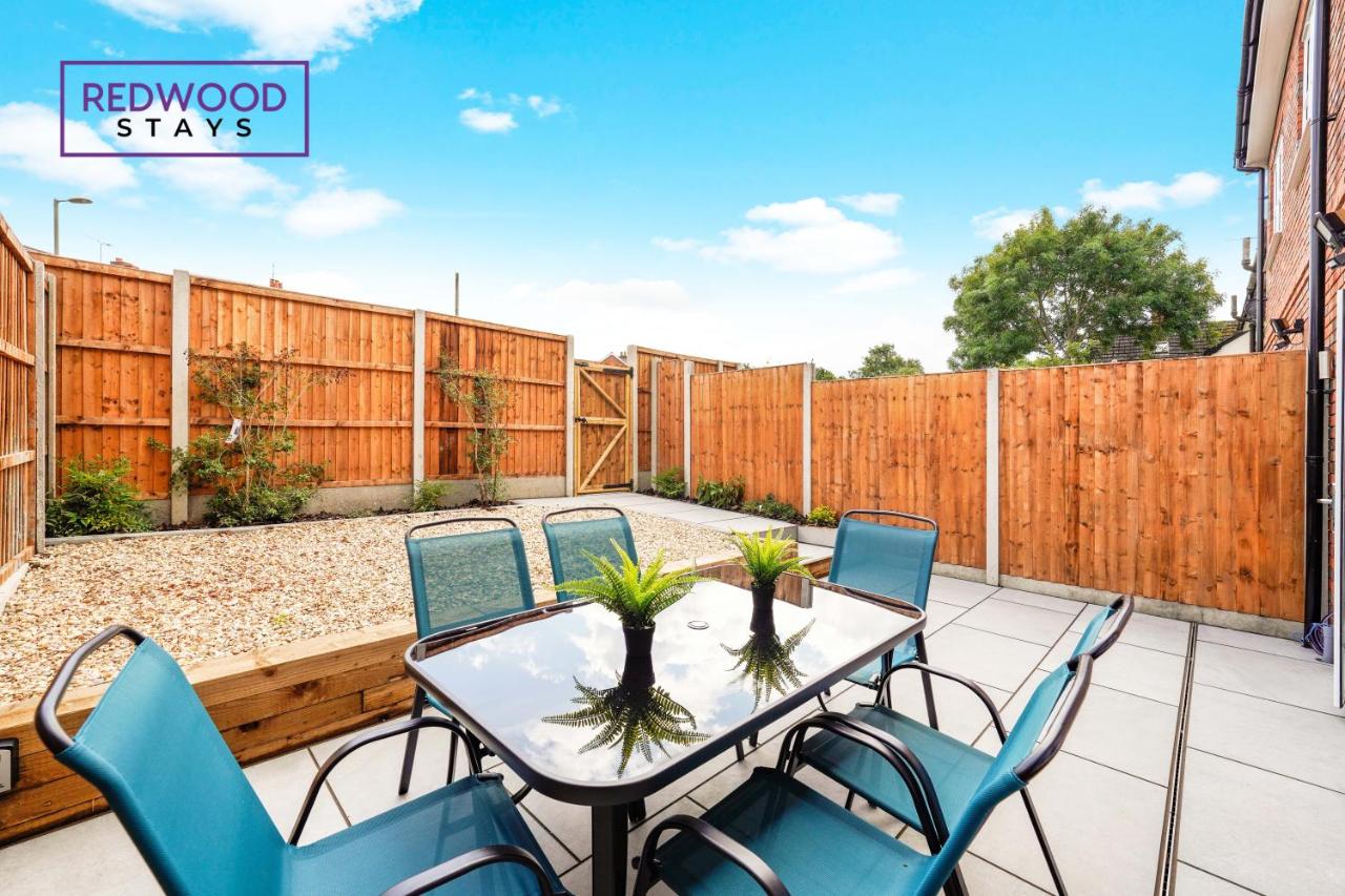 Spacious 4 Bedroom 2 Bath Serviced Home For Contractors & Families with X2 Free Parking Spaces, Fast WiFi - Hosted By Redwood Stays - Chambres d'hôtes Farnborough