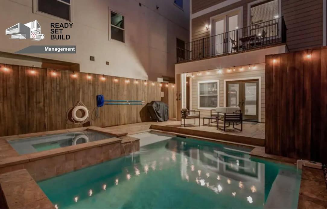 B&B Houston - Luxury Houston Pool and spa Sleeps 10 - Bed and Breakfast Houston