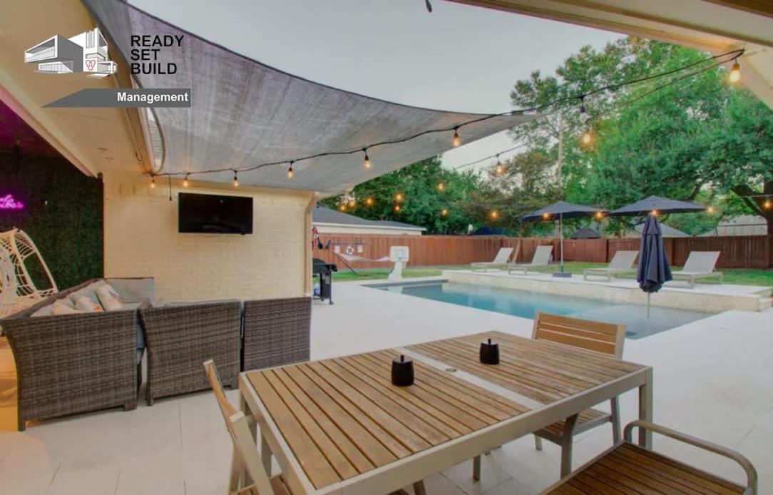B&B Houston - Resort Villa w Pool Cinema hot tub & game room - Bed and Breakfast Houston