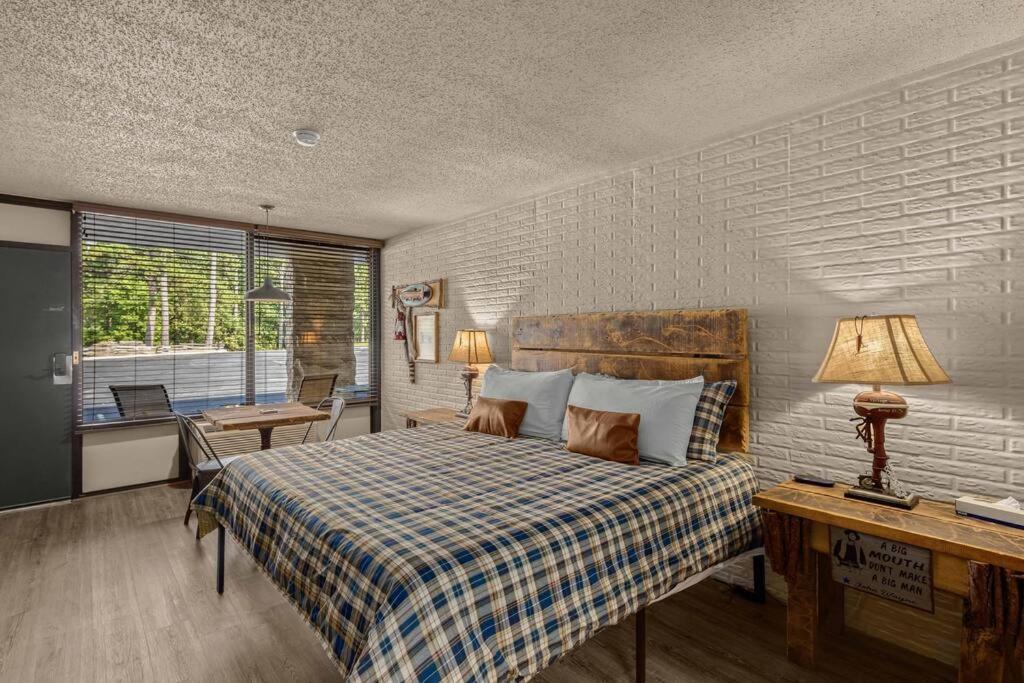 Stonegate Lodge - Pool & Firepits Room #208 - B&B
