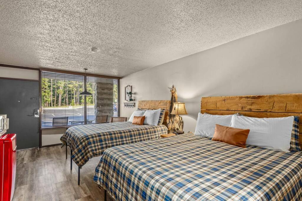 Stonegate Lodge 2 Queen Beds WIFI Roku TV Salt Water Pool Room #202 - B&B