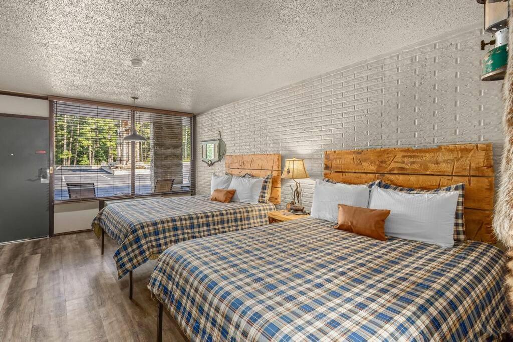 Stonegate Lodge Sleeps 4 Fast WiFi Firepits TV Salt Water Pool Room #204 - B&B