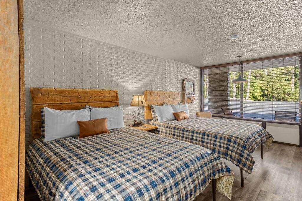 Stonegate Lodge Salt Water Pool2 Queen Beds Fire Pits Fast WiFi Room #205 - Bed and Breakfast Eureka Springs