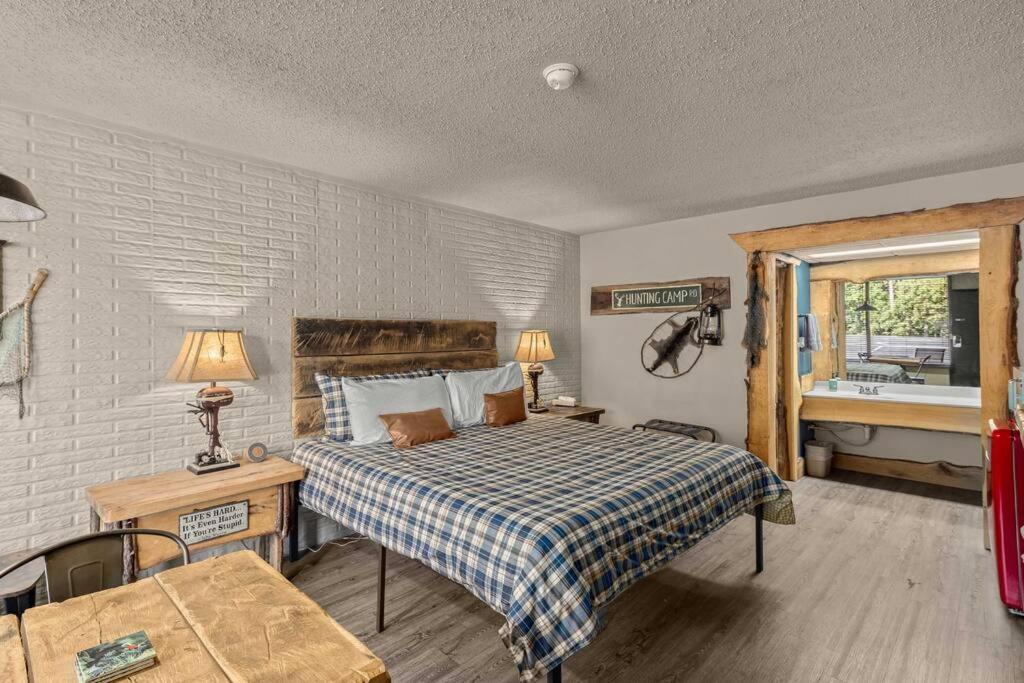 B&B Eureka Springs - Stonegate Lodge King Bed, 2mi to Historic DTWN Salt Water Pool Room #206 - Bed and Breakfast Eureka Springs