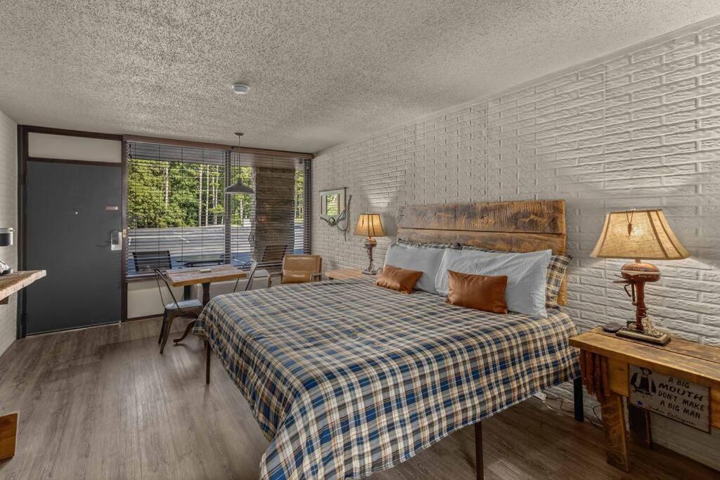 Stonegate Lodge King Bed, 2mi to Historic DTWN Salt Water Pool Room #206 - Ferienwohnung Eureka Springs