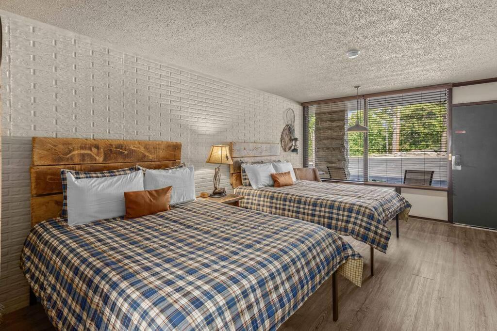 Stonegate Lodge 2 Queen Beds Fast WIFI 50" TV Salt Water Pool Room #207 - B&B Eureka Springs