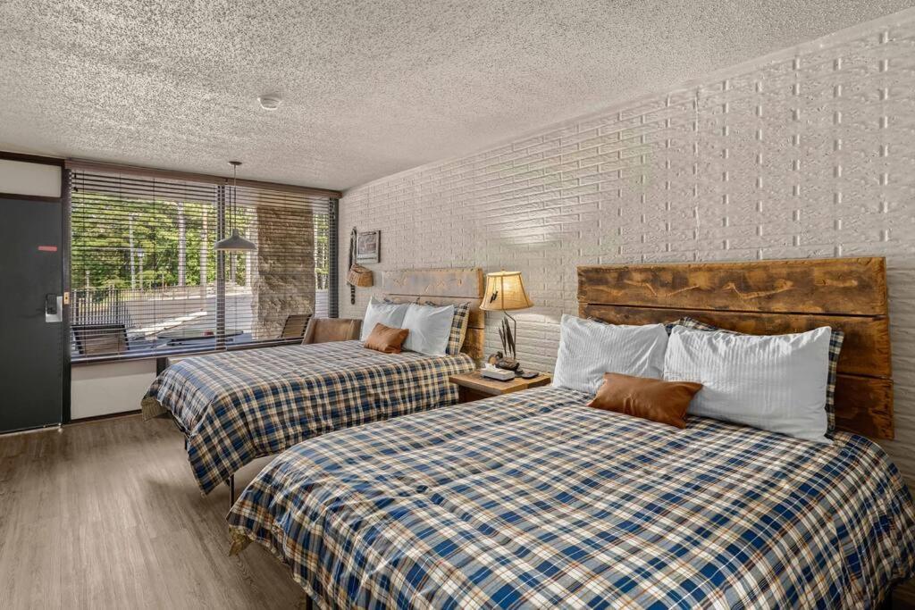 Stonegate Lodge 2mi to Historic DTWN Pool WiFi 2 Queen Beds Room #210 - B&B