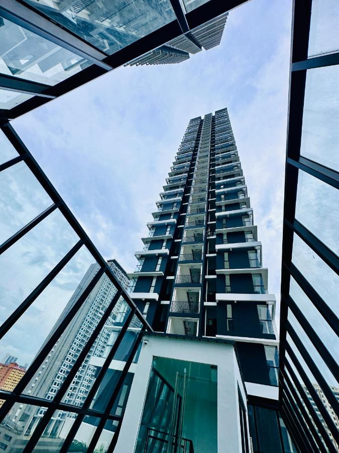 New 2BR or 3BR Homey Getaway stay 7 to 10 pax at Urban Suites, Georgetown by URBAN STAYCATION LOD - B&B