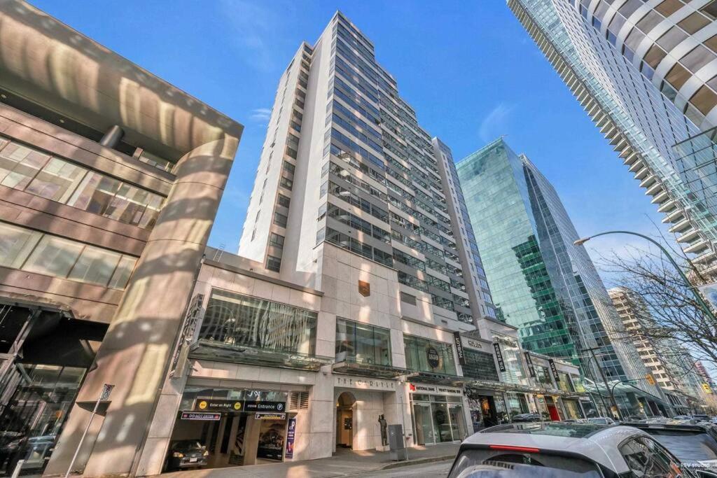 B&B Vancouver - Modern Condo in the Heart of DT Overlooking City - Bed and Breakfast Vancouver