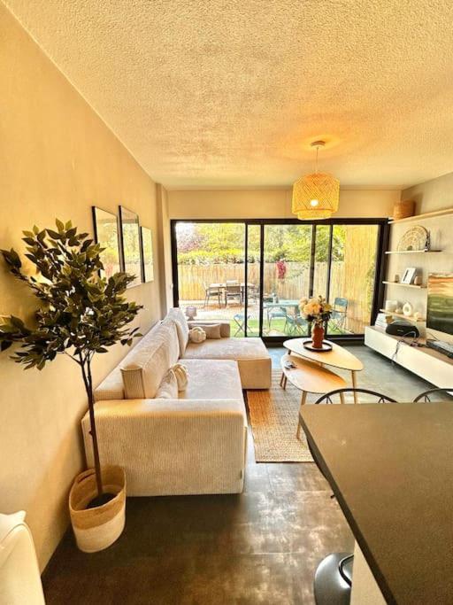 Bel appartement Rez-de-jardin - Bed and Breakfast