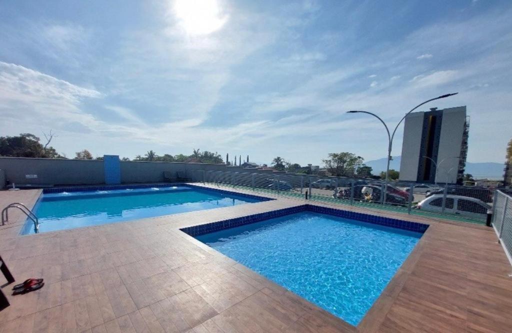 Apartamento na Palhoça, com vista para o mar, próximo a mercados, padarias e farmácias. - Chambres d’hôtes