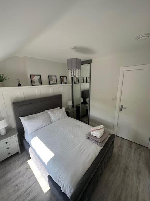 B&B Londonderry County Borough - Westland Suites - Stylish, Modern, Elegant, Central Apartments - Bed and Breakfast Londonderry County Borough