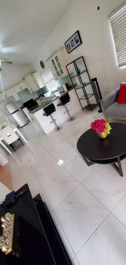 Finest Accommodation Caymanas House # 16 - Bed and Breakfast