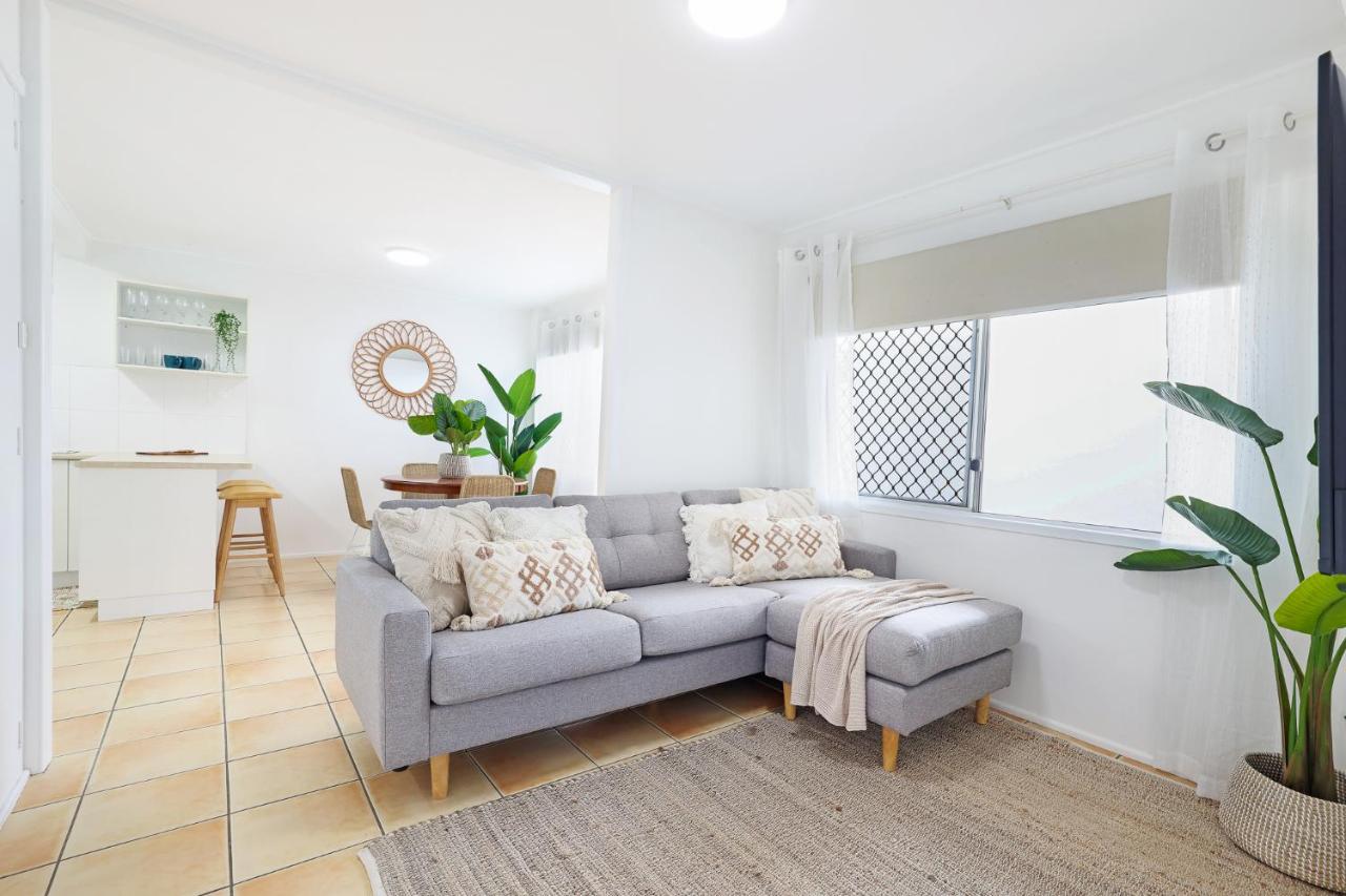 B&B Bargara - Seaside Serenity Awaits at Our 2-Bed Gem! - Bed and Breakfast Bargara