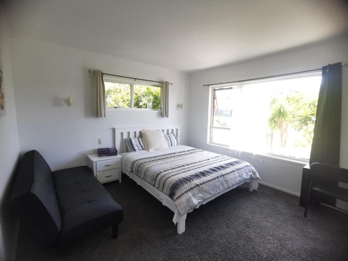 Habitación con cama extragrande y vistas al jardín 