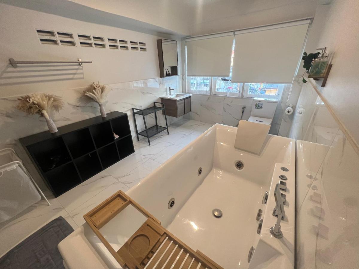 4 Bedroom House with Beautiful Rooftop near BTS Ekkamai - B&B Bangkok