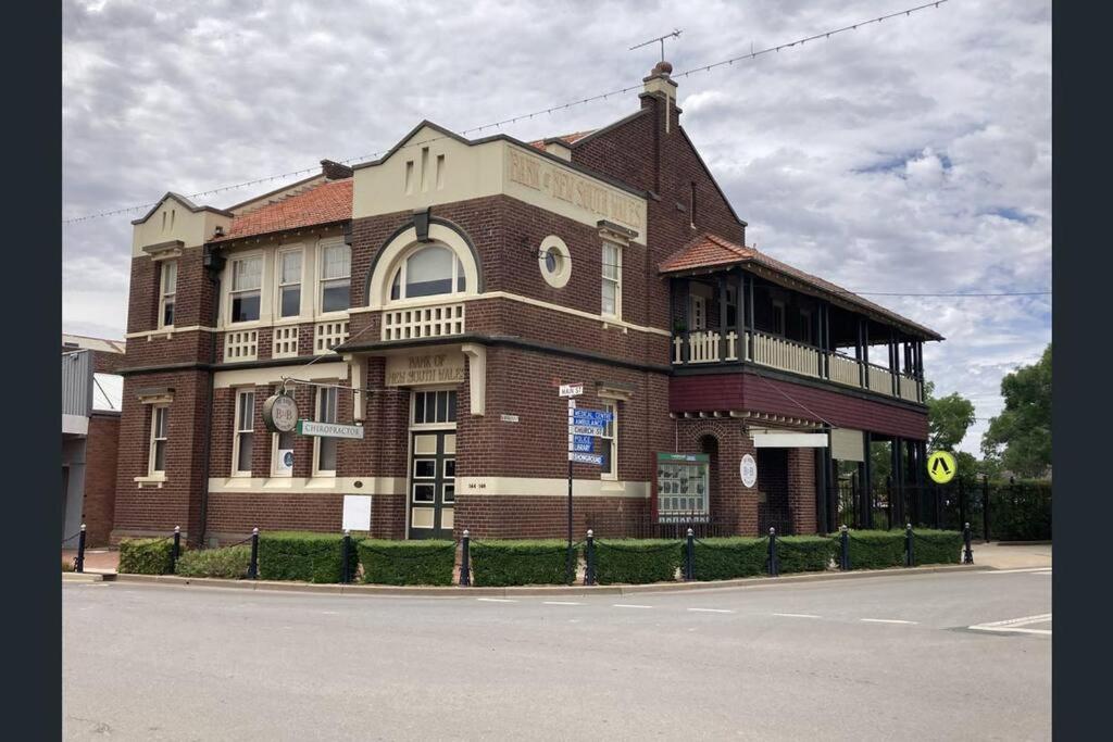 B&B West Wyalong - The Bank Main Street Apartment - Bed and Breakfast West Wyalong