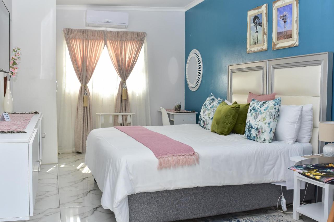 B&B Grahamstown - Villa Palesa Guesthouse - Bed and Breakfast Grahamstown