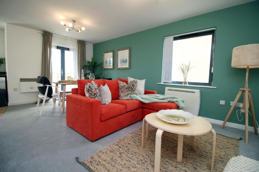 B&B Swansea - Observatory 2 bedroom apartment overlooking Beach - Bed and Breakfast Swansea