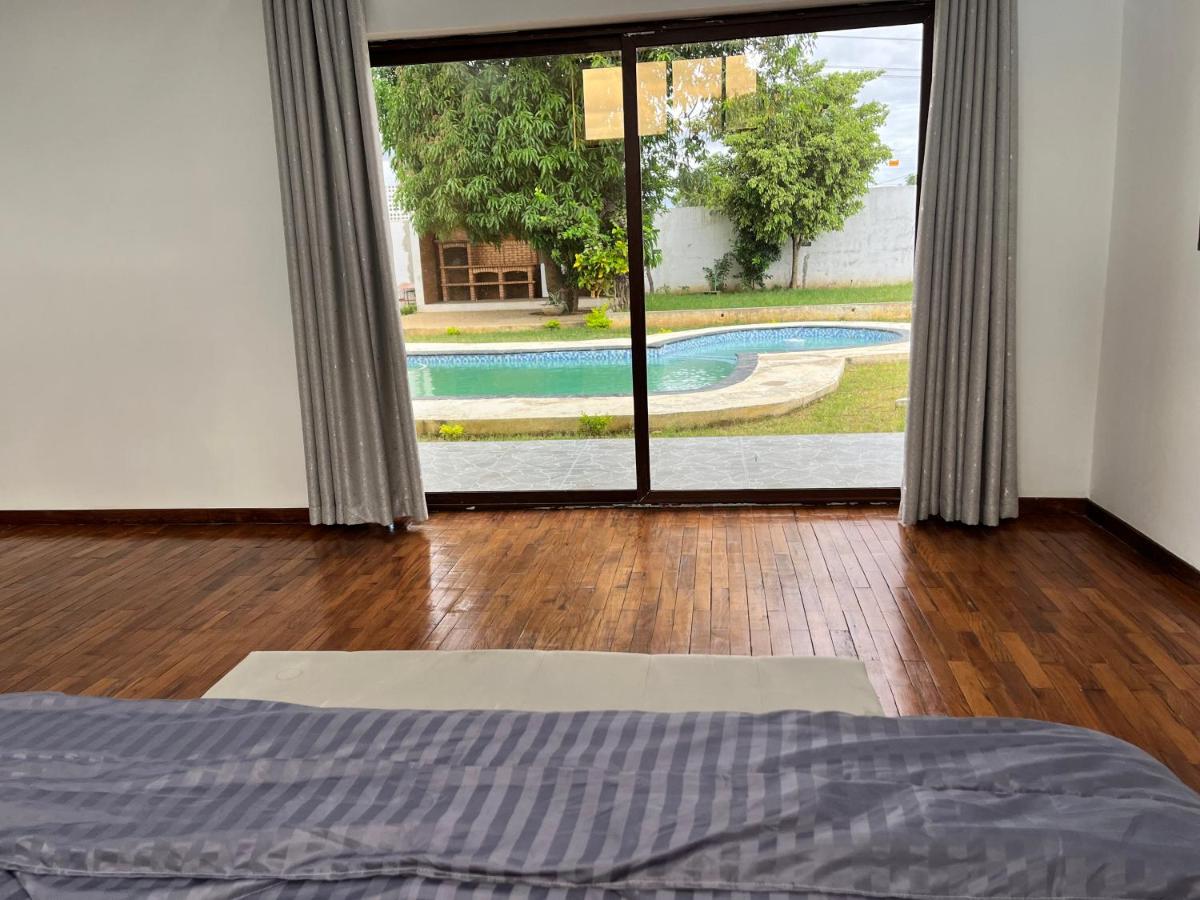 Chambre Lit King-Size - Vue sur Piscine