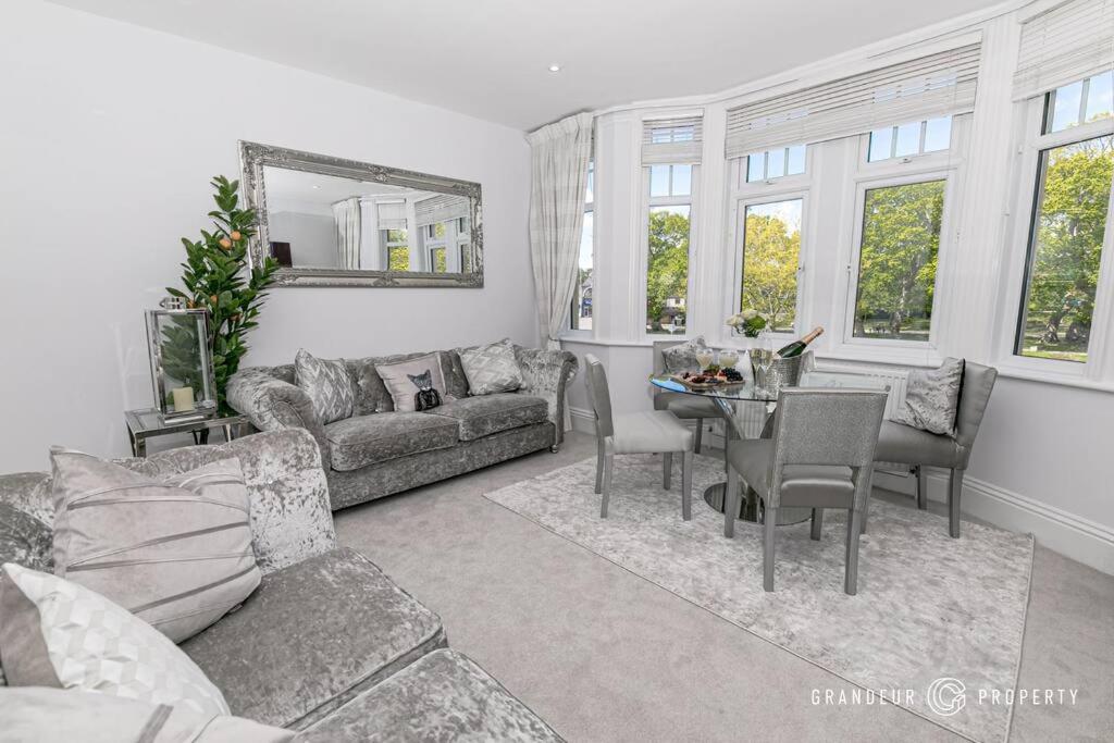 B&B Parkstone - Glamorous 2-bedroom, Central location, Scenic Views - Central Park Suite - Bed and Breakfast Parkstone