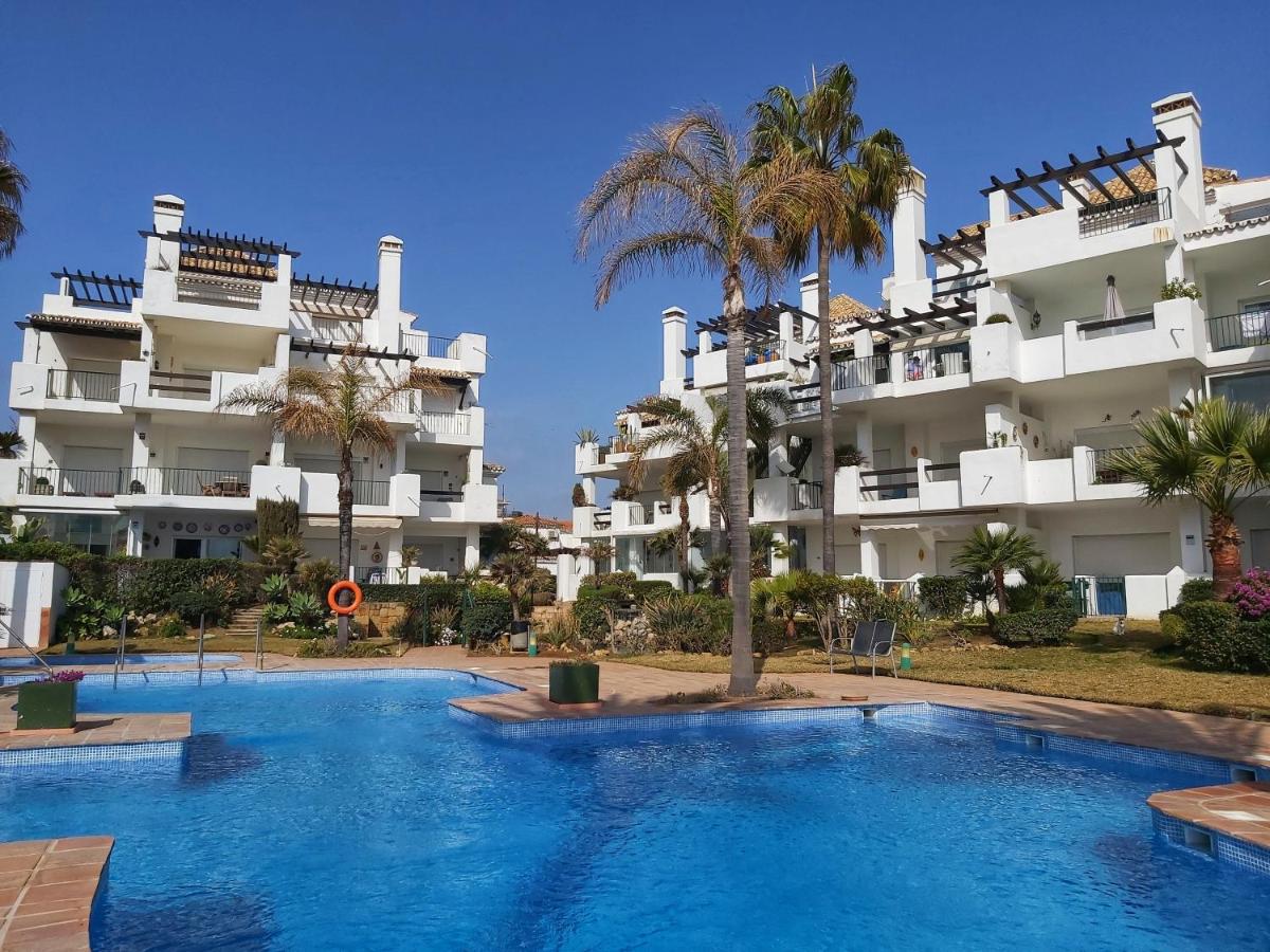 Lets in the Sun La Cala de Mijas Beachside Apartment - B&B La Cala De Mijas