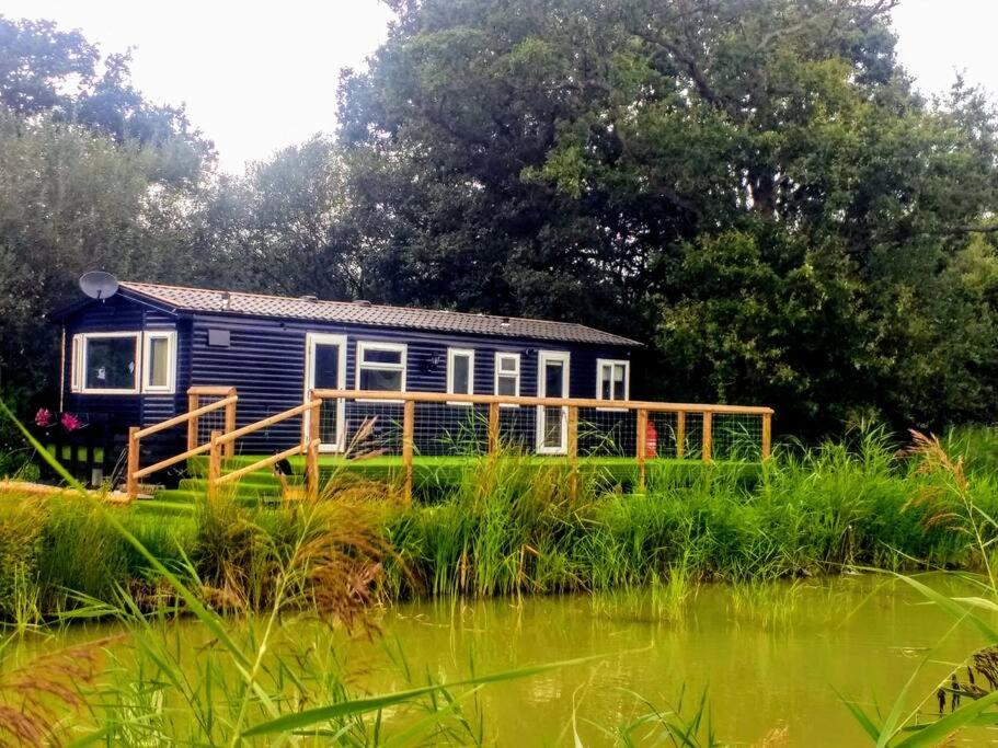 Lillibelles lake house, Oak tree farm - B&B