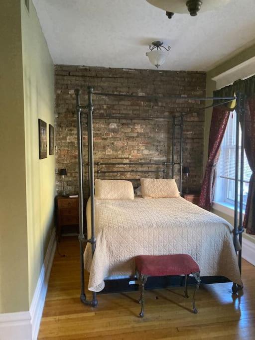 B&B Chicago - Large Private room with Queen bed - 2a - Bed and Breakfast Chicago