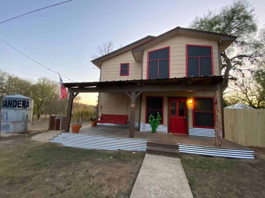 B&B Bandera - The Rustic House-Downtown Bandera, TX. - Bed and Breakfast Bandera