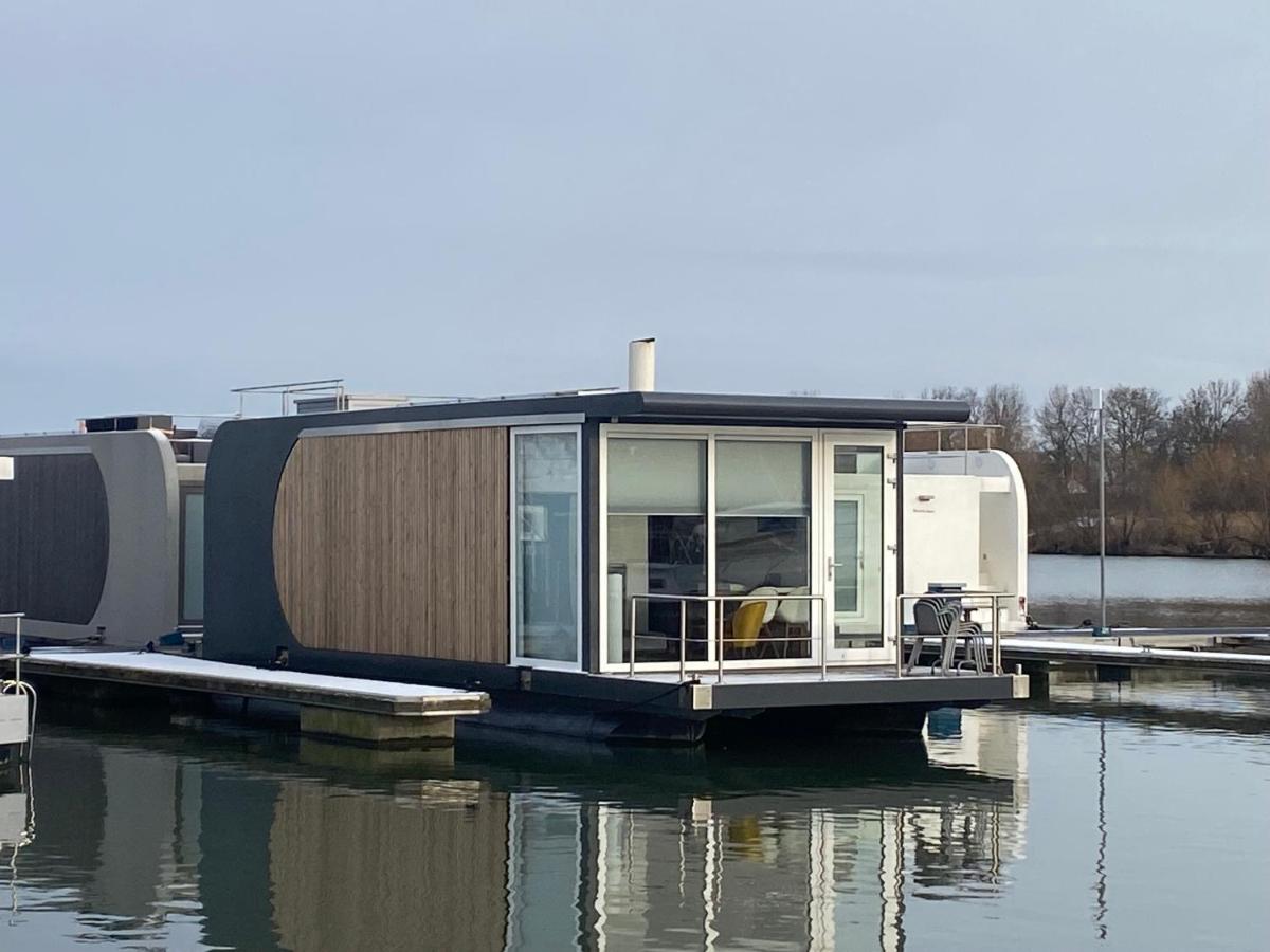 B&B Maastricht - Houseboat Trinidad - Bed and Breakfast Maastricht