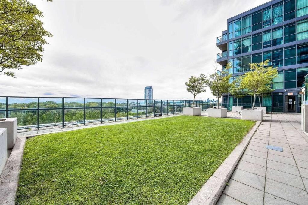 Modern Downtown Condo Free Parking Pool Balcony Walk to Lake - Ferienwohnung Toronto